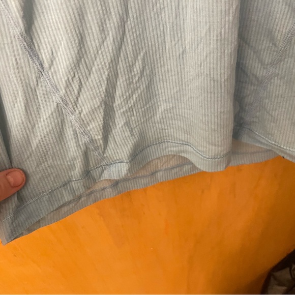 Ladies light lululemon shirt sleeve top - Picture 5 of 6